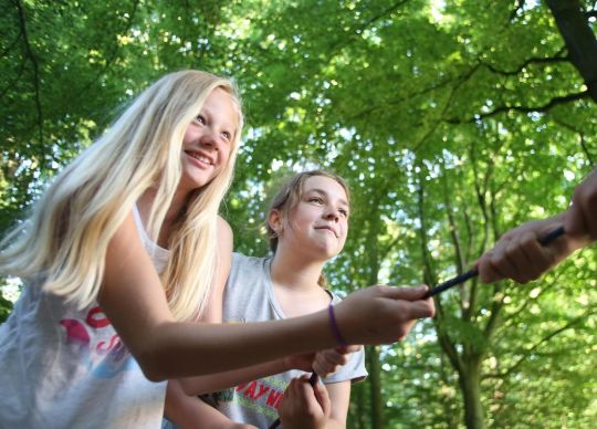 Klassenfahrten Lauenburgische Seen - Erlebnispädagogisches Programm Klassenfahrten Lauenburgische Seen - Kinder beim erlebnispädagogischen Programm