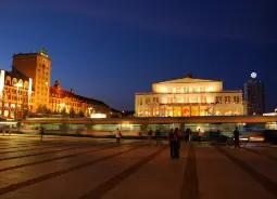 Blick auf den Augustusplan in Leipzig Auf Klassenfahrt mit HEROLÉ: Genießen Sie den schönen Blick auf den Augustusplatz in Leipzig