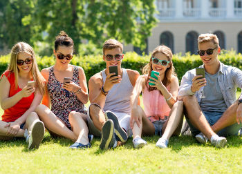 Schülergruppe mit Smartphones in Leipzig Auf Klassenfahrt mit HEROLÉ: Schülergruppe mit Smartphones in Leipzig.