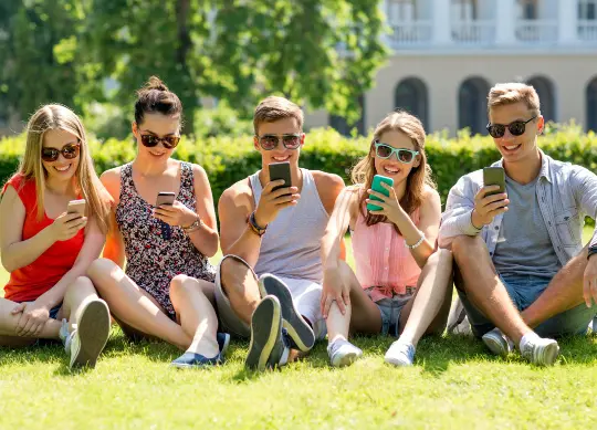 Auf Klassenfahrt mit HEROLÉ: Schülergruppe mit Smartphones in Leipzig.