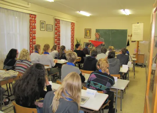 Auf Klassenfahrt mit HEROLÉ: Unterrichtsstunde Heimatkunde DDR um 1985 im Schulmuseum in Leipzig