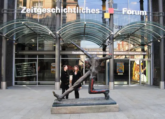 Auf Klassenfahrt mit HEROLÉ: Zeitgeschichtliches Forum in Leipzig.