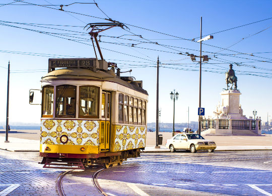 Vintage Straßenbahn in Lissabon Auf Klassenfahrt mit HEROLÉ: Vintage Straßenbahn in Lissabon.