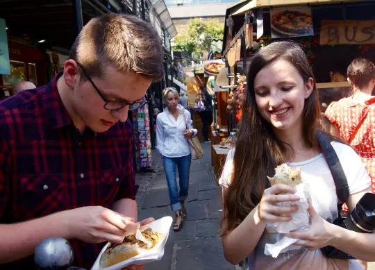 Schlemmen auf dem Camden Market in London Auf Klassenfahrt mit HEROLÉ: Schlemmen auf dem Camden Market in London.