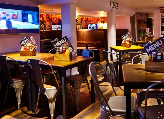 Auf Klassenfahrt mit HEROLÉ: Speisen Sie in dem hauseigenen Restaurant im St. Christopher's Inn The Village in London