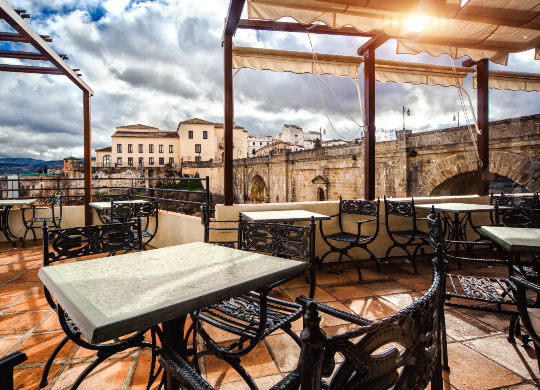 Café am Brückenbauwerk Puente Nuevo in Málaga Auf Klassenfahrt mit HEROLÉ: Café am Brückenbauwerk Puente Nuevo in Málaga.