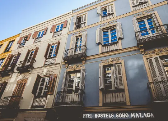 Auf Klassenfahrt mit HEROLÉ: Feel Hostels Soho Außenansicht in Málaga.