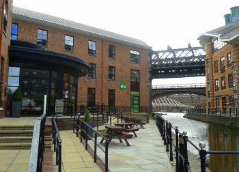 YHA-Hostel Außenansicht in Manchester Auf Klassenfahrt mit HEROLÉ: Das Hostel direkt am Kanal mit Sitzbänken in Manchester