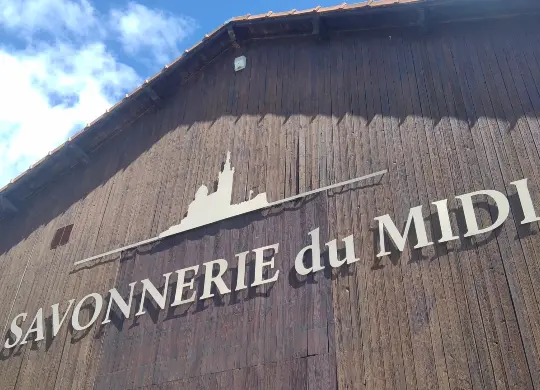 Auf Klassenfahrt mit HEROLÉ: Marseille - Eingang zur Seifenfabrik