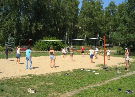 Auf Klassenfahrt mit HEROLÉ: Kinder beim Volleyballspielen an den Mecklenburger Seen