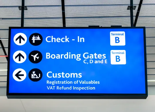 Anzeigetafel am Flughafen Auf Klassenfahrt mit HEROLÉ: Fliegen Sie mit uns an Ihr ausgewähltes Reiseziel