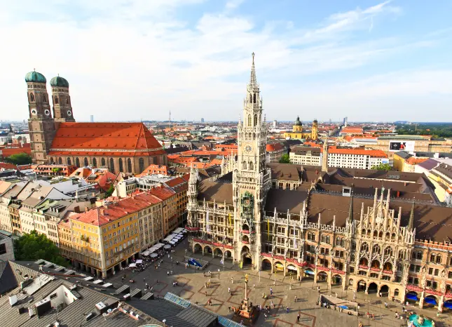 Blick auf Rathaus und Altstadt in München Auf Klassenfahrt mit HEROLÉ: Blick auf Rathaus und Altstadt in München.