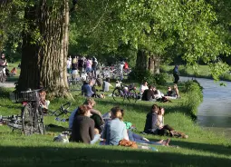 Auf Klassenfahrt mit HEROLÉ: Flussufer in München.