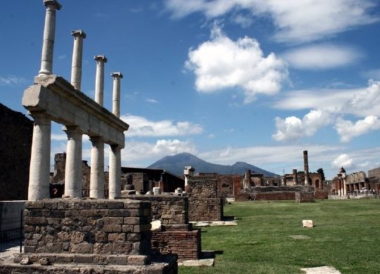 Klassenfahrten Kampanien - Pompeji Klassenfahrten Kampanien - Blick von Pompeji auf den Vesuv.