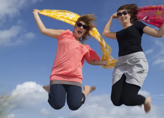 Auf Klassenfahrt mit HEROLÉ: Frauen am Strand an der niederländischen Nordseeküste.