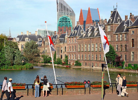 Klassenfahrten Niederländische Nordseeküste - Ausflug nach Den Haag Klassenfahrten Niederländische Nordseeküste - Ausflug nach Den Haag - Stadtansicht mit Blick auf einen Kanal