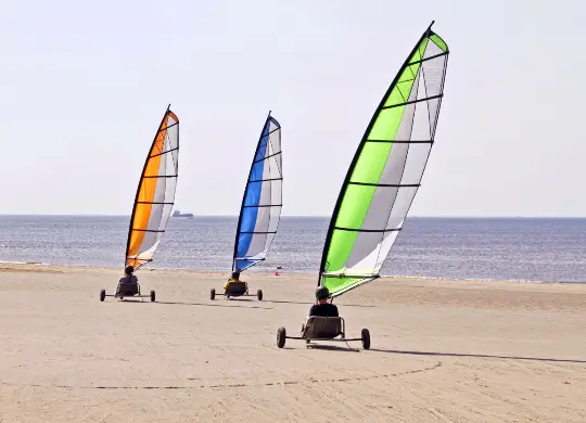 Auf Klassenfahrt mit HEROLÉ: Strandsegeln an der Nordsee.