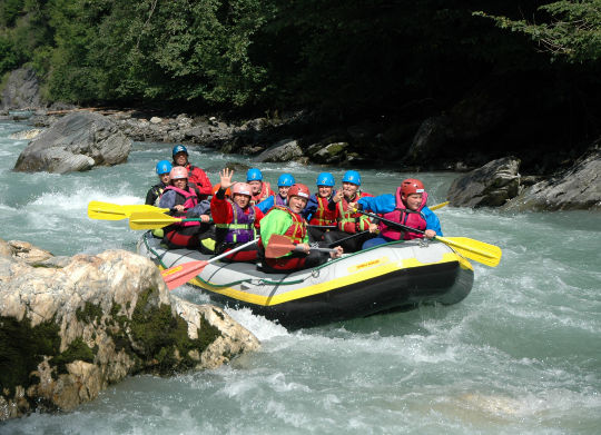Schüler bei einer Rafting Tour im Salzburger Land in Österreich Auf Klassenfahrt mit HEROLÉ: Nutzen Sie die Möglichkeit auch eine Rafting Tour im Salzburger Land in Österreich
