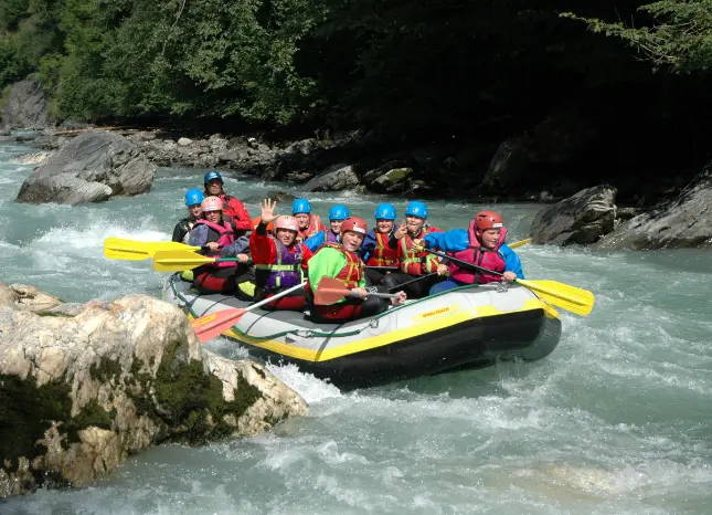 Schüler bei einer Rafting Tour im Salzburger Land in Österreich Auf Klassenfahrt mit HEROLÉ: Nutzen Sie die Möglichkeit auch eine Rafting Tour im Salzburger Land in Österreich