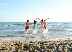Auf Klassenfahrt mit HEROLÉ: Sprung ins Wasser an der Ostsee.