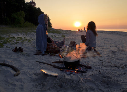 Abend am Strand an der Ostsee  Auf Klassenfahrt mit HEROLÉ: Abend am Strand an der Ostsee.