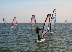 Auf Klassenfahrt mit HEROLÉ: Beim Surfen an der Ostsee.