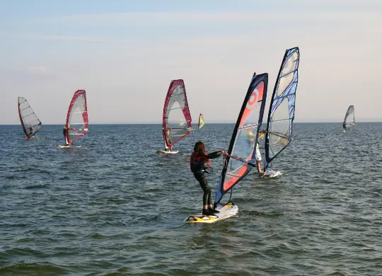Beim Surfen an der Ostsee  Auf Klassenfahrt mit HEROLÉ: Beim Surfen an der Ostsee.