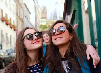 Auf Klassenfahrt mit HEROL&Eacute;: M&auml;dchen in Paris.