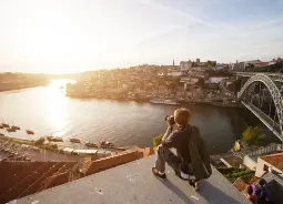 Auf Klassenfahrt mit HEROLÉ: Junge fotografiert Altstadt in Porto.