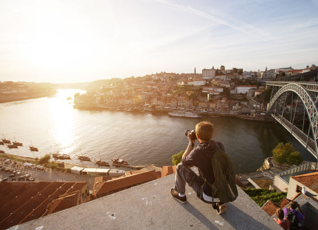 Junge fotografiert Altstadt in Porto Auf Klassenfahrt mit HEROLÉ: Junge fotografiert Altstadt in Porto.
