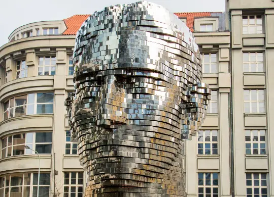 Auf Klassenfahrt mit HEROLÉ: Kafka-Denkmal Metalmorphosis in Prag.