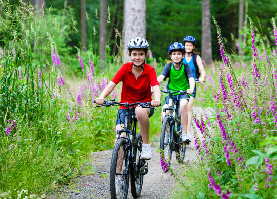 Klassenfahrten Prignitz - Fahrradausleihe Klassenfahrten Prignitz - Kinder beim Fahrradfahren