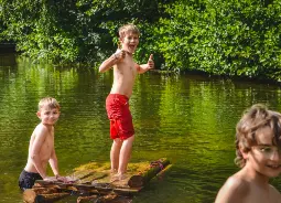Floßbauen in Prignitz  Auf Klassenfahrt mit HEROLÉ: Floßbauen in Prignitz.