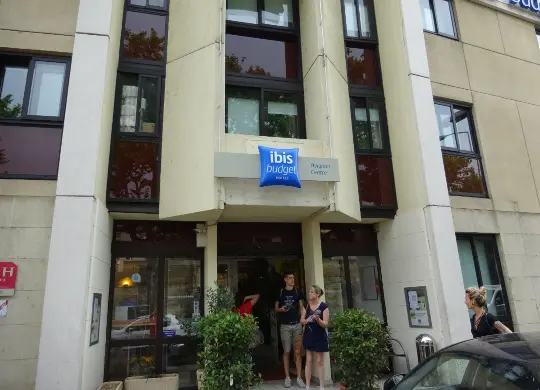 Auf Klassenfahrt mit HEROLÉ: ibis budget Avignon Außenansicht in der Provence