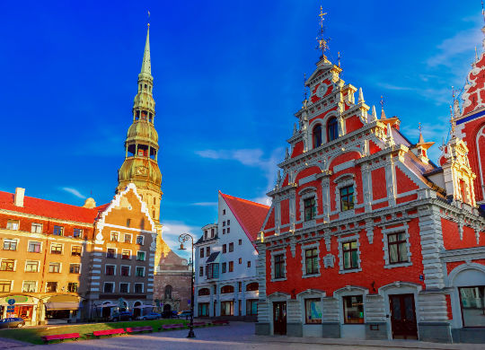 Klassenfahrten Riga - Rathausplatz Klassenfahrten Riga - Blick auf die bunten Häuser am Rathausplatz