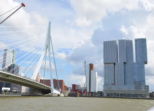 Auf Klassenfahrt mit HEROLÉ: Blick auf den Hafen mit Brücke in Rotterdam