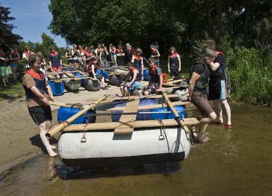 Auf Klassenfahrt mit HEROLÉ: Erlebnispädagogisches Programm Floßbau im Ruppiner Seenland.