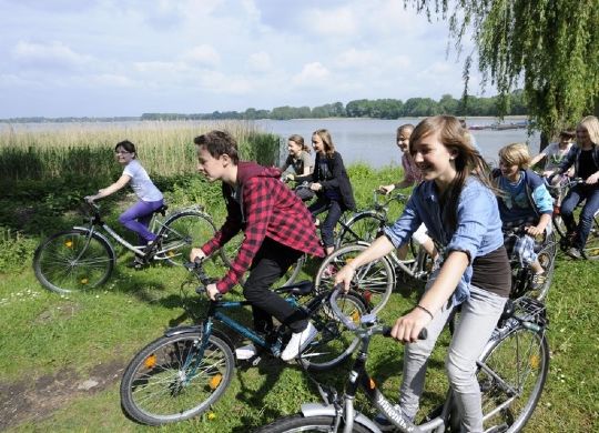 Klassenfahrten Ruppiner Seenland - Fahrradverleih Klassenfahrten Ruppiner Seenland - Kinder beim Fahrradfahren am Ruppiner See