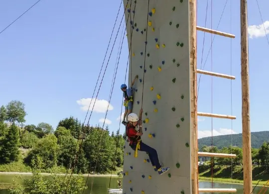 Auf Klassenfahrt mit HEROLÉ: Erlebnisgästehaus Carinth Kletterwand im Salzburger Land.