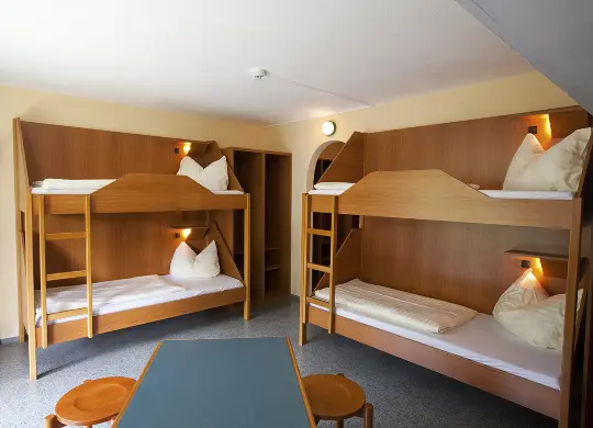 Auf Klassenfahrt mit HEROLÉ: Erlebnisgästehaus Carinth Zimmer im Salzburger Land.