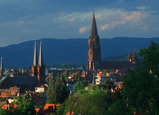 Freiburg im Schwarzwald Auf Klassenfahrt mit HEROLÉ: Blick vom Lorettoberg auf die Innenstadt von Freiburg im Schwarzwald