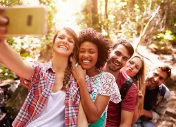 Gruppen Selfie im Schwarzwald  Auf Klassenfahrt mit HEROLÉ: Gruppen Selfie im Schwarzwald.