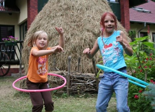 Klassenfahrten Spreewald - Jugendherberge Burg Klassenfahrten Spreewald - 2 Mädchen spielen im Garten der Jugendherberge Burg