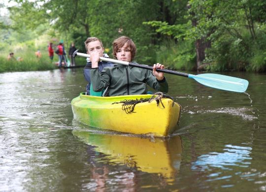 Klassenfahrten Spreewald - Kanäle zum Paddeln im Spreewald Klassenfahrten Spreewald - Jungs beim Paddeln im Spreewald