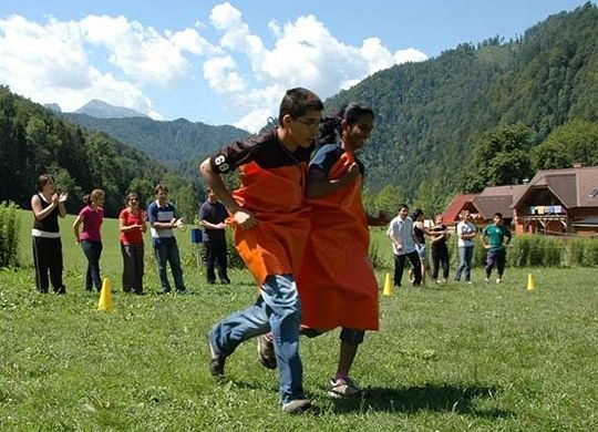 Klassenfahrten Steiermark - Funolympiade Klassenfahrten Steiermark - Schüler bei der Funolympiade Sackhüpfen