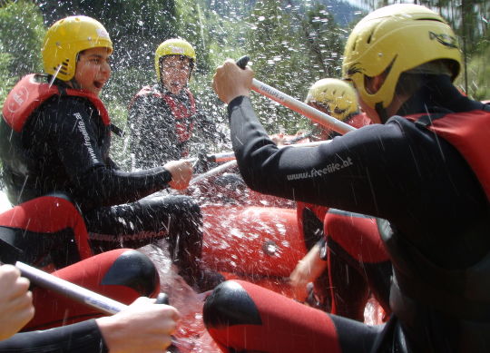 Klassenfahrten Steiermark Rafting Klassenfahrten Steiermark Klasse bespritzt sich auf dem Raft