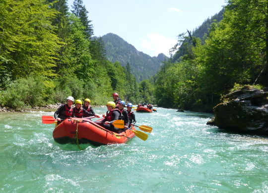 Klassenfahrten Steiermark - Rafting Klassenfahrten Steiermark - Rafts mit Schülern mit Flusspanorama