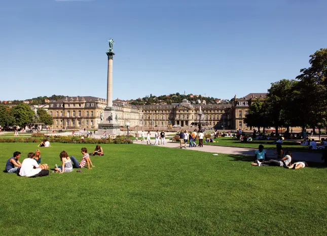 Schlossplatz in Stuttgart Auf Klassenfahrt mit HEROLÉ: Schlossplatz in Stuttgart.