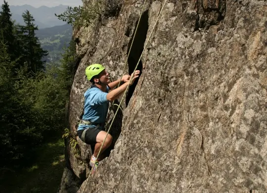 Auf Klassenfahrt mit HEROLÉ: Schüler beim Klettern am Fels in Tirol