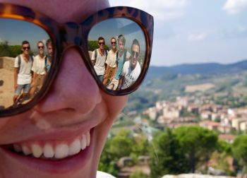 Gruppenbild im Spiegel der Sonnenbrille in der Toskana Auf Klassenfahrt mit HEROLÉ: Gruppenbild im Spiegel der Sonnenbrille in der Toskana.